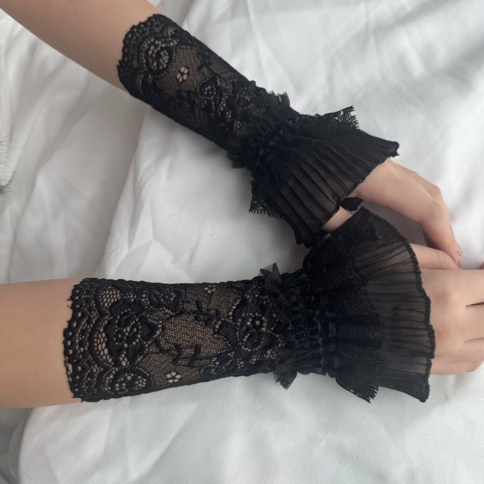 Lace Hollow Wrist Covers Trump - Event Suppliers 评论和价格